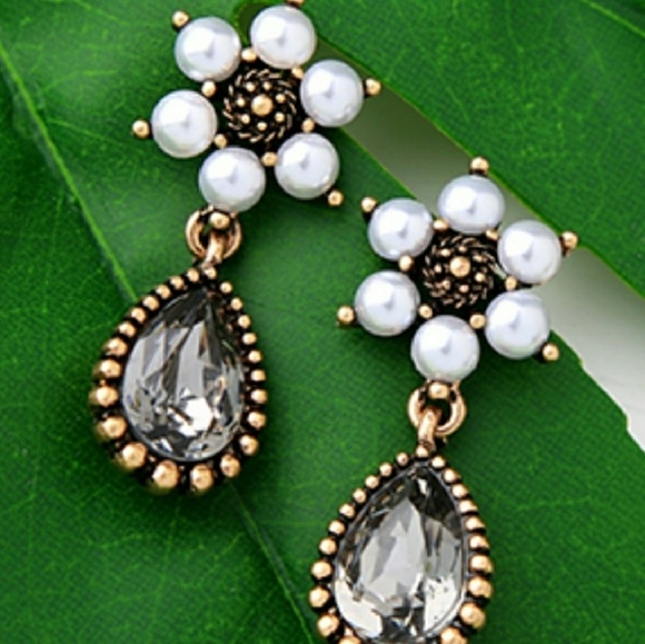 Pearl Crystal Earrings - Picture 2 of 3